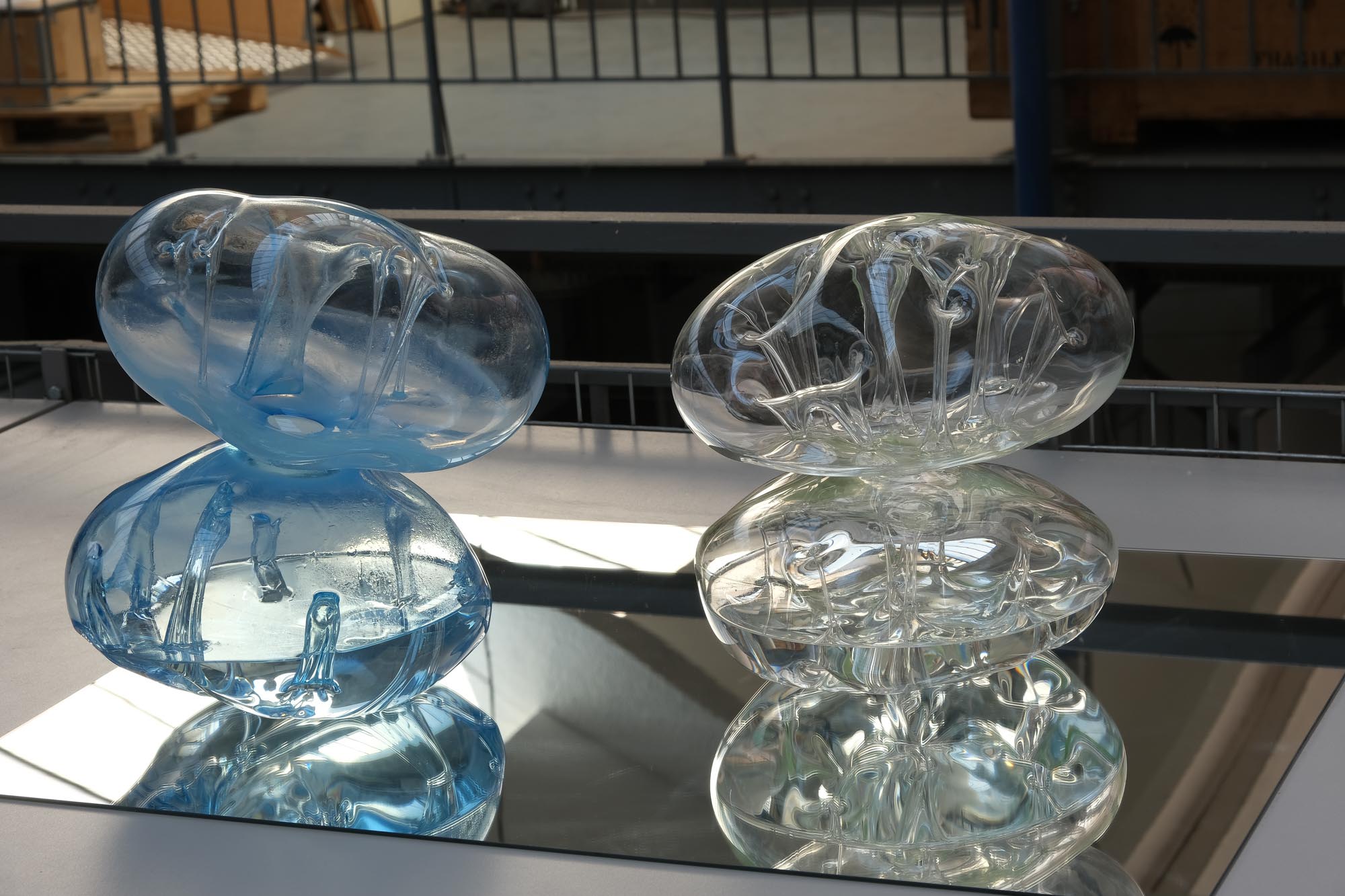 Photographie des œuvres *Poumon de mer* et *Poumon de mer _abyssal* d’Estrid Lutz, 2023, réalisée et produite au Cirva (Marseille) pendant sa résidence.
© Estrid Lutz ; photo © Cirva / Bérangère Huguet