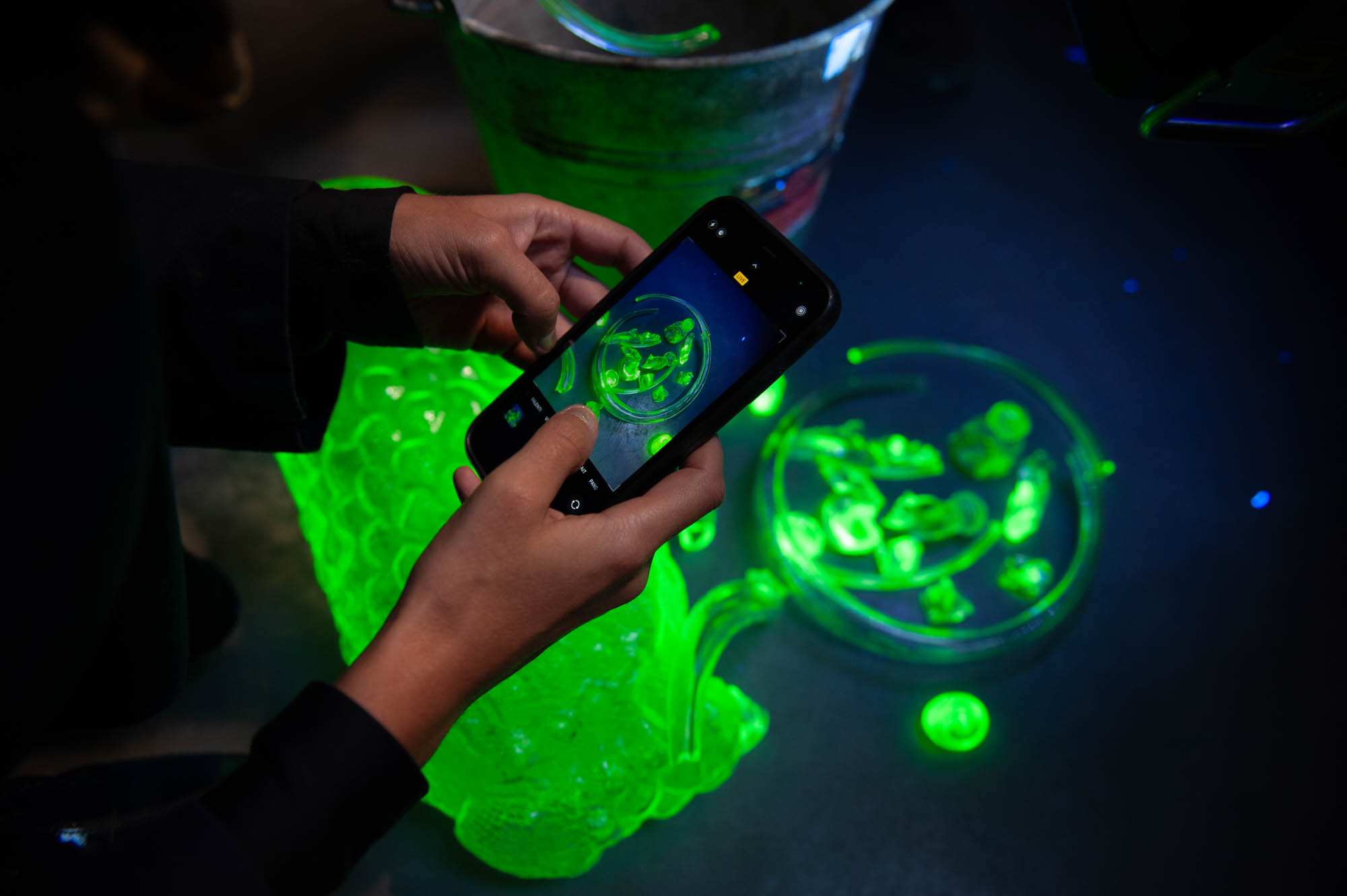 Photographie de Morteza Herati : recherches en cours d’Estrid Lutz dans l’atelier du Cirva, 2022.
Photo © Morteza Herati