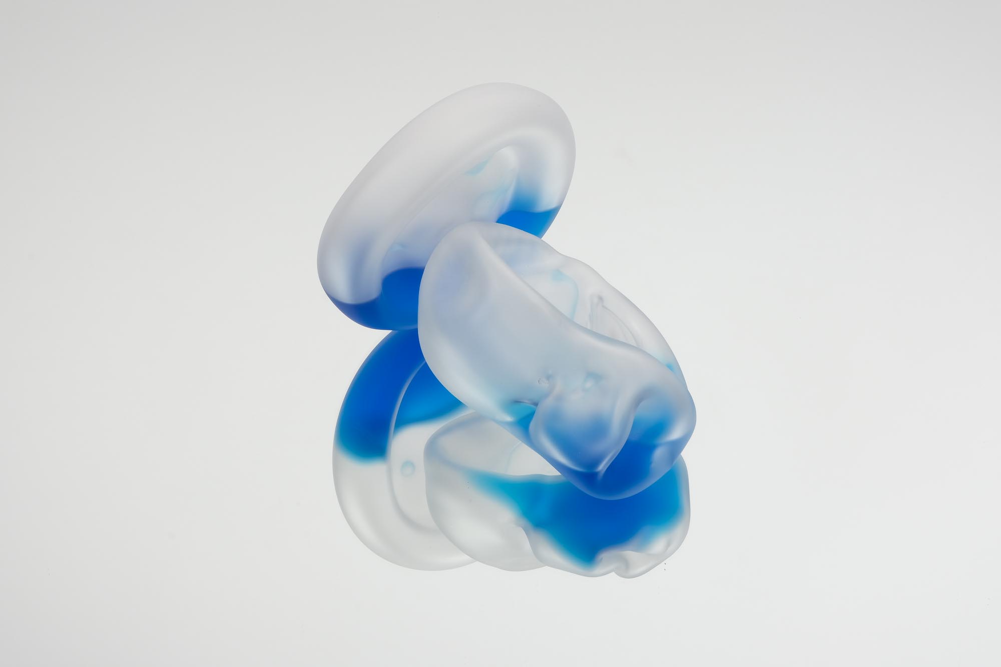 Photographie de l’œuvre *Cyanée bleue* d’Estrid Lutz, 2020–2023, réalisée et produite au Cirva (Marseille) pendant sa résidence.
© Estrid Lutz ; photo © Cirva / Bérangère Huguet