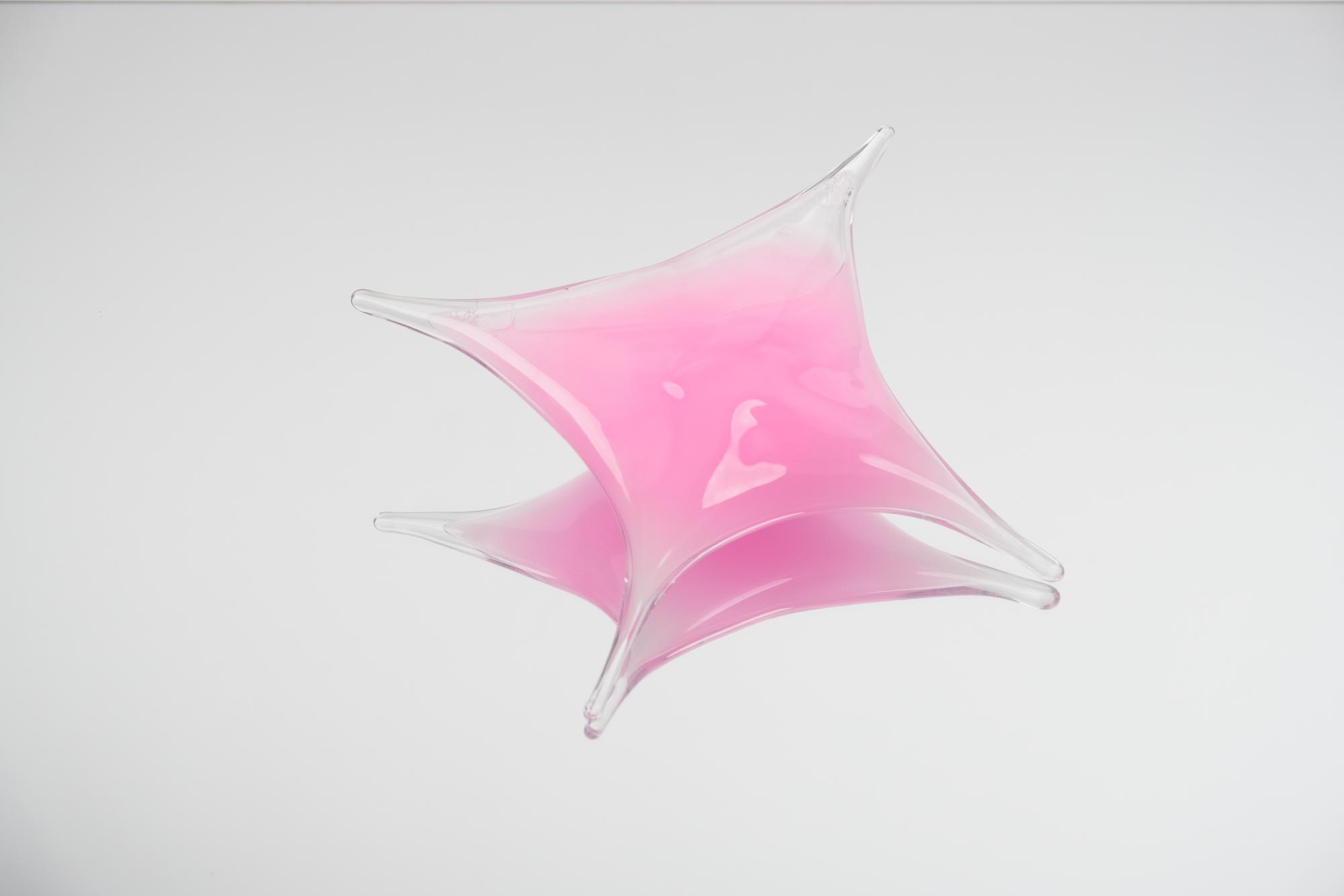 Photographie de l’œuvre *Interstellar diatom* d’Estrid Lutz, 2023, réalisée et produite au Cirva (Marseille) pendant sa résidence.
© Estrid Lutz ; photo © Cirva / Bérangère Huguet