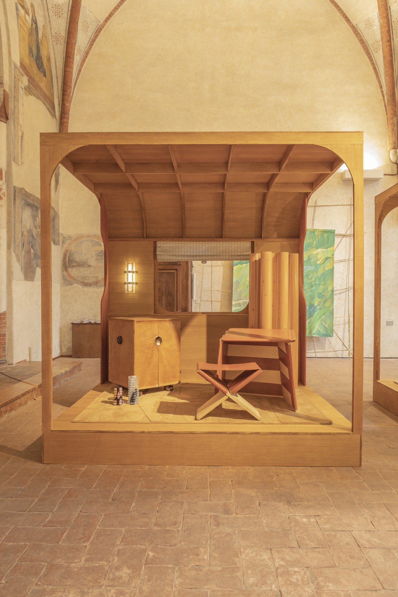 Photographie de l’exposition « Paris–Milan : il mobile mobile », organisée par le Mobilier national pour le Salone del Mobile de Milan de 16 au 24 avril 2024, figurant notamment des œuvres de Wendy Andreu créées au Cirva, dans une scénographie de VOTO XO (Madeleine Oltra et Angelo de Taisne).
Photo © Maison Mouton Noir Photographie de l’exposition « Paris–Milan : il mobile mobile », organisée par le Mobilier national pour le Salone del Mobile de Milan de 16 au 24 avril 2024, figurant notamment des œuvres de Wendy Andreu créées au Cirva, dans une scénographie de VOTO XO (Madeleine Oltra et Angelo de Taisne).
Photo © Maison Mouton Noir
