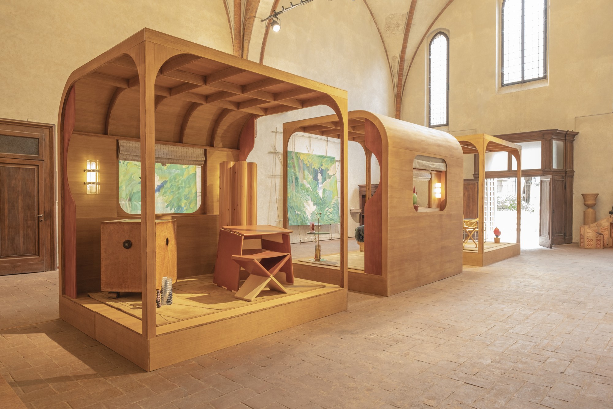 Photographie de l’exposition « Paris–Milan : il mobile mobile », organisée par le Mobilier national pour le Salone del Mobile de Milan de 16 au 24 avril 2024, figurant notamment des œuvres de Wendy Andreu et Pucci de Rossi, créées au Cirva, dans une scénographie de VOTO XO (Madeleine Oltra et Angelo de Taisne).
Photo © Maison Mouton Noir Photographie de l’exposition « Paris–Milan : il mobile mobile », organisée par le Mobilier national pour le Salone del Mobile de Milan de 16 au 24 avril 2024, figurant notamment des œuvres de Wendy Andreu et Pucci de Rossi, créées au Cirva, dans une scénographie de VOTO XO (Madeleine Oltra et Angelo de Taisne).
Photo © Maison Mouton Noir